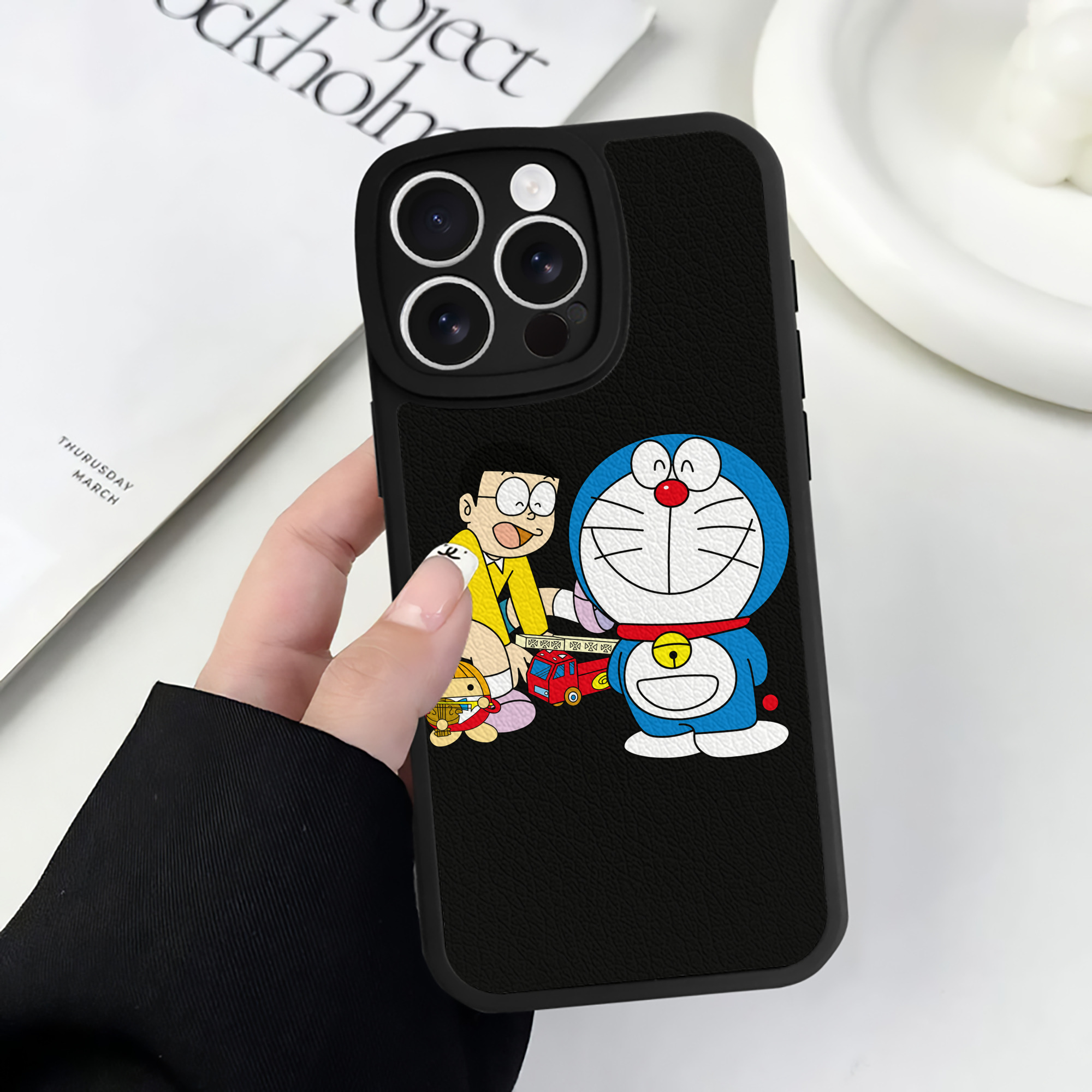 （画像用） ドラえもん Doraemon 【iPhone 16シリーズ対応】シリコンスマホケース（レザー調） 材質：シリコン